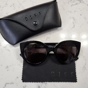Like New DIFF "Emmy" Sunglasses.